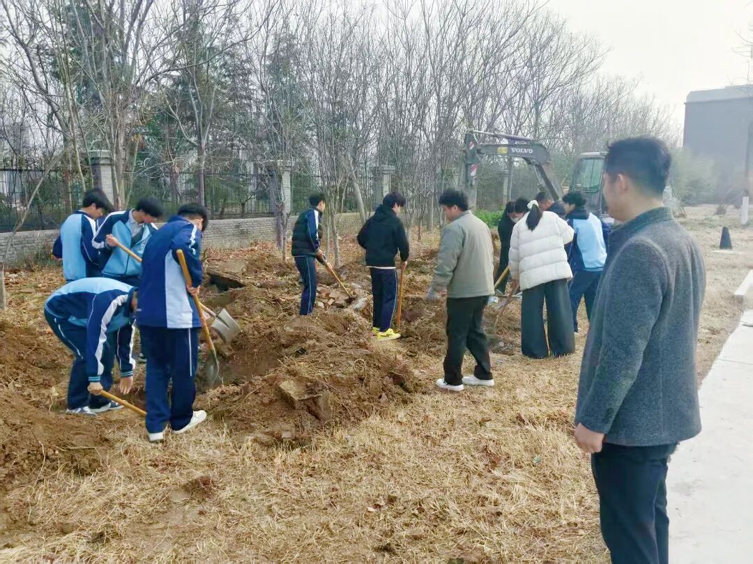 植绿落幕护绿不止菏泽国开中学植树节活动圆满结束_16.jpg