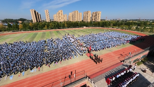 众心耕耘育桃李 聚力笃行启新章｜菏泽国开中学 2026‑2027 学年秋季开学典礼暨教师节表彰大会隆 ...
